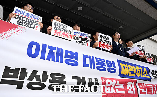 주진우 이재명 재판취소 저지특위 위원장(가운데)이 27일 오전 박상용 검사 소환을 앞둔 서울 마포구 광역수사단 공공범죄수사대 앞에서 기자회견을 열고 발언하고 있다. /박상민 기자