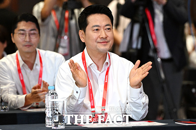장동혁 국민의힘 대표가 27일 오후 경기 고양시 소노캄 고양에서 열린 2026 국민의힘 국회의원 연찬회에 참석해 박수를 치고 있다. /고양=남용희 기자