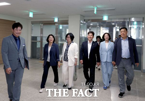 대전시의회 예산결산특별위원회가 27일 대전체육중·고등학교를 방문했다. 최대성(동구2, 민주당) 위원장과 예결위원 6명(김신웅, 김영미, 김미희, 구본환, 민향기, 조재철 의원)이 참석했다. /대전시의회