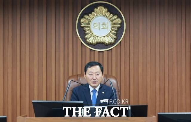 이건창 논산시의장이 27일 본회의장에서 열린 제274회 임시회 제2차 본회의를 통해 폐회사를 하고 있다. /논산시의회