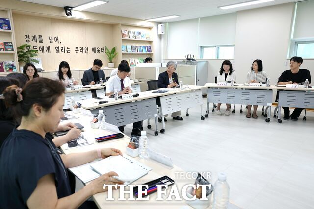 27일 강미애 세종시교육감이 온세종학교를 찾아 교직원들과 현장 간담회를 갖고 있다. /세종시교육청