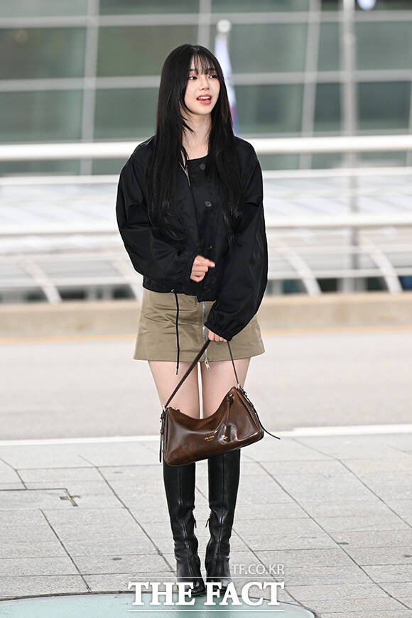 카리나가 '볼콕' 포즈를 하고 있다.