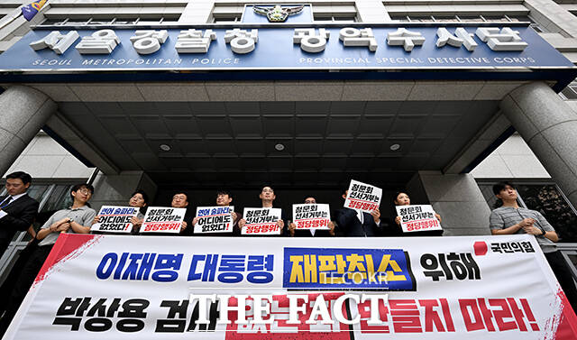 주진우 이재명 재판취소 저지특위 위원장(가운데)이 27일 오전 박상용 검사 소환을 앞둔 서울 마포구 광역수사단 공공범죄수사대 앞에서 기자회견을 열고 발언하고 있다. /박상민 기자