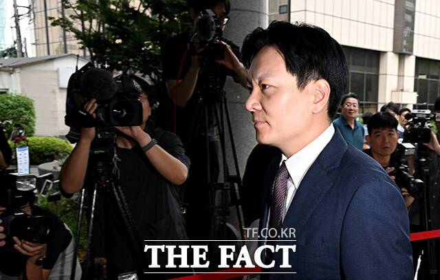 국회 국정조사 증인 선서 거부 혐의 등으로 고발된 박상용 인천지검 부부장검사가 27일 오전 서울 마포구 서울경찰청 광역수사단 공공범죄수사대에 출석해 취재진의 질문에 답하고 있다. /박상민 기자