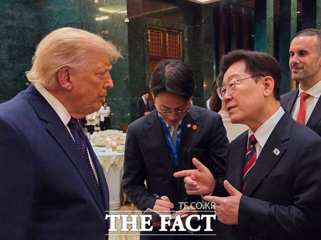 이재명 대통령이 7월 7일(현지시간) 튀르키예 앙카라 대통령궁에서 열린 레젭 타입 에르도안 튀르키예 대통령 주최 친교 만찬에서 도널드 트럼프 미국 대통령과 환담을 나누고 있다. /청와대