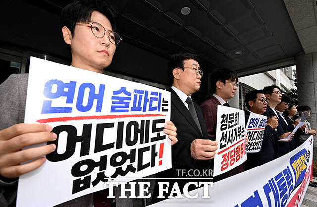 주진우 이재명 재판취소 저지특위 위원장(가운데)이 27일 오전 박상용 검사 소환을 앞둔 서울 마포구 광역수사단 공공범죄수사대 앞에서 기자회견을 열고 발언하고 있다. /박상민 기자