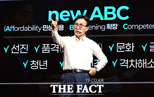 김민석 더불어민주당 대표가 당 의원 워크숍에서 정청래 의원의 이른바 '중도는 없다'는 주장을 공개적으로 언급하며 자신의 중도 확장론과 절충하기 어렵다는 취지로 발언하자, 정 의원이