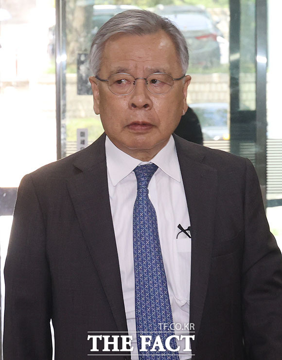'가짜 수산업자'로부터 고가의 외제차 포르쉐 렌터카 등 금품을 받은 혐의로 1심에서 징역형 집행유예를 선고받은 박영수 전 특별검사가 27일 오후 서울 서초구 고등법원에서 열린 항소심 선고공판에 출석하고 있다. /서예원 기자