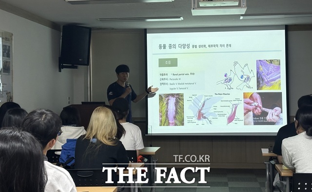 제주대 수의학과 학생들이 전남광주 우치동물원 현장 교육에 참여한 모습 / 전남광주우치동물원