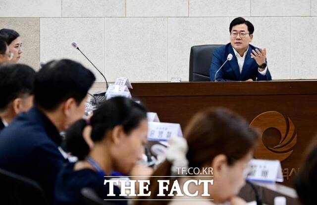 박찬대 인천시장이 27일 시청 영상회의실에서 민선9기 출범 후 처음으로 개최한 간부회의에서 실국장들과 주요 현안을 논의하고 있다. /인천시