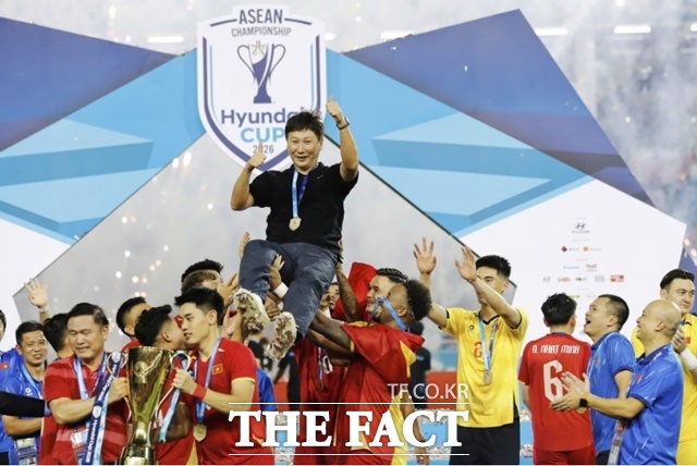 김상식 감독이 이끄는 베트남 축구대표팀이 26일 태국과 2026 아세안 현대컵 결승 2차전에서 2-2로 비겨 합계 1승1무로 우승, 대회 2연패를 이룩한 뒤 기뻐하고 있다./베트남축구연맹