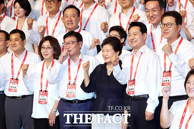 국민의힘 국회의원 연찬회 참석해 의원들과 기념촬영하는 박근혜 전 대통령(앞줄 가운데).