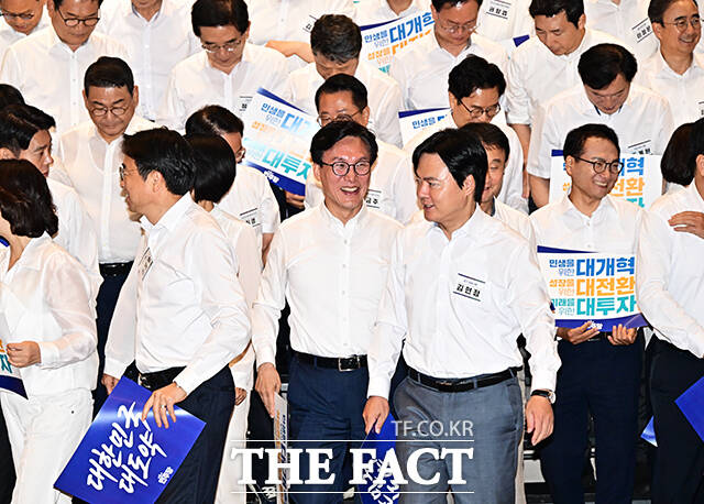 단체사진 촬영 마친 뒤 환한 미소 짓는 김민석 대표.