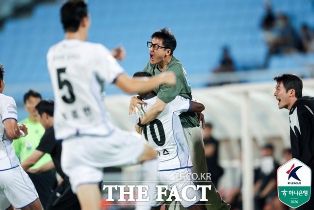 김포에서 이적한 지 2일 만인 22일 천안전에서 수원 입단 데뷔골을 떠뜨린 루이스가 이정효 감독과 감격을 나누고 있다./K리그