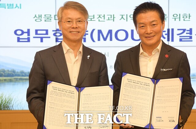 민형배 전남광주시장이 27일 오전 광주청사 비즈니스룸에서 박주형 신세계 대표이사와 생물다양성 보전과 지역상생을 위한 업무협약을 체결한 후 기념 촬영을 하고 있다. /전남광주시