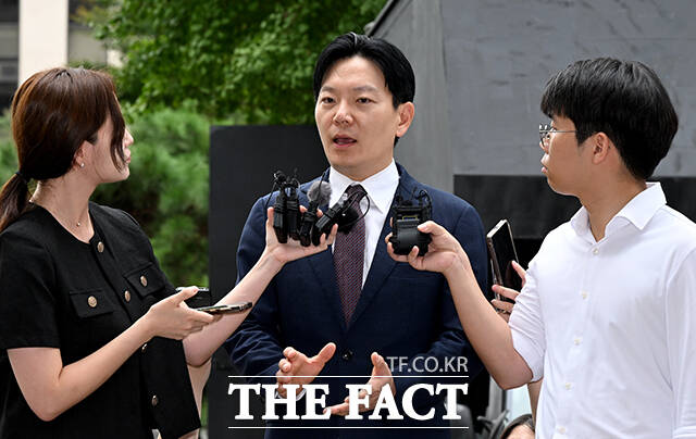 국회 국정조사 증인 선서 거부 혐의 등으로 고발된 박상용 인천지검 부부장검사가 27일 오전 서울 마포구 서울경찰청 광역수사단 공공범죄수사대에 출석해 취재진의 질문에 답하고 있다. /박상민 기자