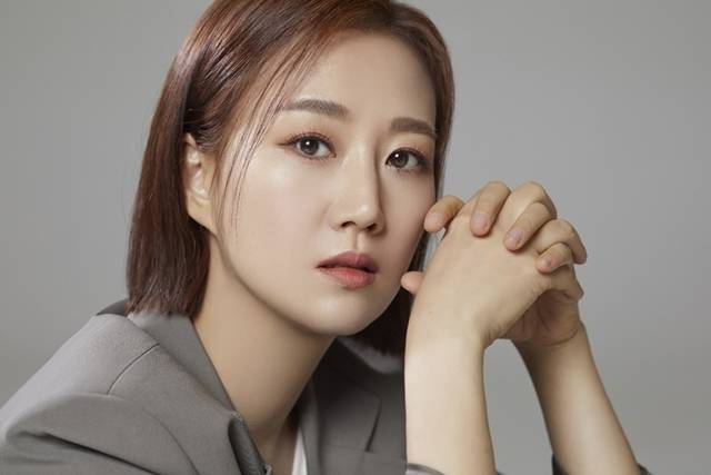 검찰은 27일 서울동부지법 형사2단독 서범준 부장판사 심리로 열린 가수 장윤정 씨의 모친 육모 씨의 사기 혐의 첫 공판에서 징역 1년6개월을 선고해달라고 요청했다. /초록뱀이앤엠 제공