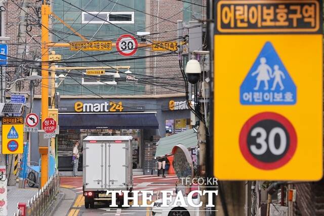 경찰이 어린이 통행이 적은 심야시간에 어린이 보호구역의 제한속도를 시속 30㎞에서 시속 40∼50㎞로 높이는 시간제 속도제한을 확대한다. /뉴시스