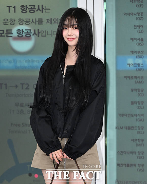 카리나가 '볼콕' 포즈를 하고 있다.