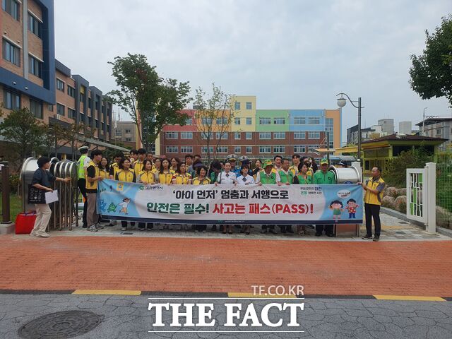 27일 대전백운초등학교 일대에서 '아이 먼저, 안전 먼저' 어린이 안전문화 캠페인을 진행하고 있다. /대전시교육청