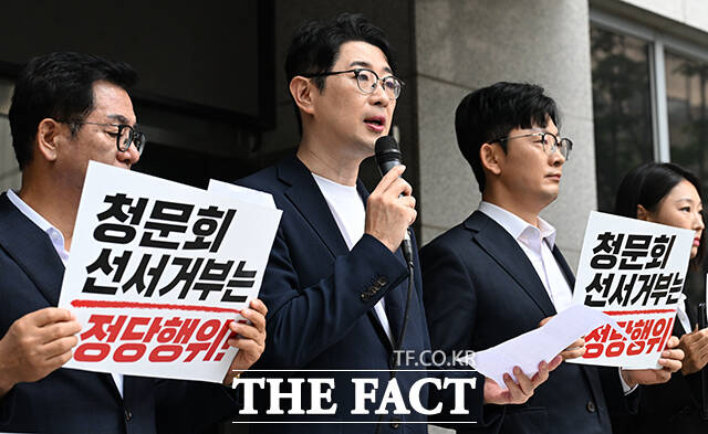 주진우 이재명 재판취소 저지특위 위원장(가운데)이 27일 오전 박상용 검사 소환을 앞둔 서울 마포구 광역수사단 공공범죄수사대 앞에서 기자회견을 열고 발언하고 있다. /박상민 기자