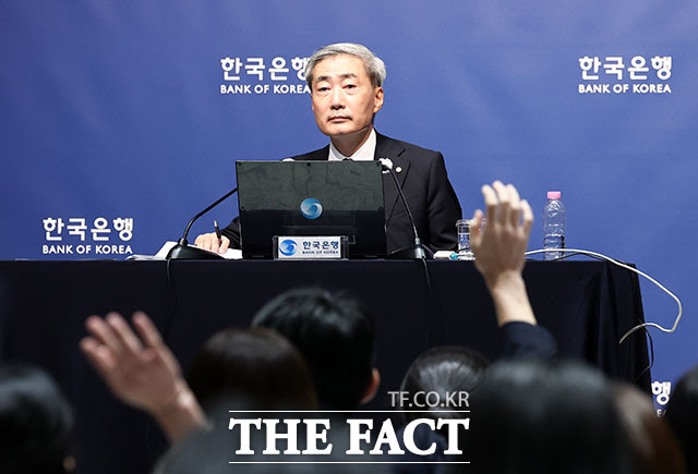 신현송 한국은행 총재가 27일 서울 중구 한국은행에서 열린 금융통화위원회 통화정책방향 기자간담회에서 발언하고 있다. /사진공동취재단