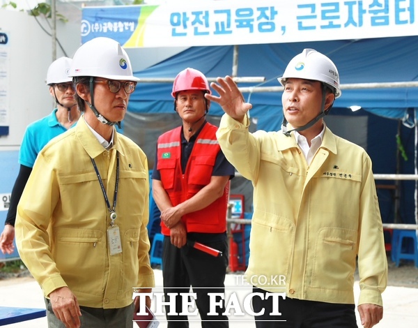전문학 대전시 서구청장(오른쪽)이 27일 도마실 주차 전용 건축물 공사 현장을 점검하고 있다. /대전시 서구