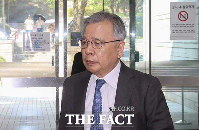 '가짜 수산업자'로부터 고가의 외제차 포르쉐 렌터카 등 금품을 받은 혐의로 1심에서 징역형 집행유예를 선고받은 박영수 전 특별검사가 27일 오후 서울 서초구 서울고법에서 열린 항소심 선고공판에 출석하고 있다. /서예원 기자(현장풀)