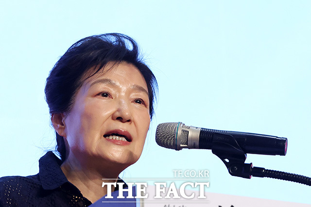 국민의힘 국회의원 연찬회 참석해 의원들과 기념촬영하는 박근혜 전 대통령(앞줄 가운데).