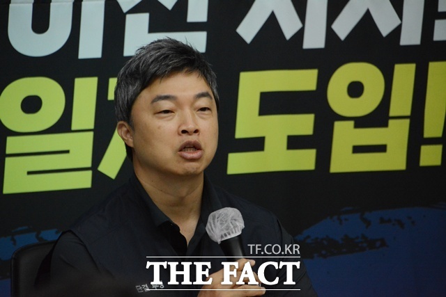 윤석구 전국금융산업노동조합 위원장이 28일 서울 중구 금융노조 본부에서 열린 기자간담회에 참석해 질문에 답변하고 있다. /김태환 기자