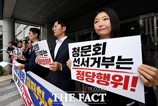주진우 이재명 재판취소 저지특위 위원장(가운데)이 27일 오전 박상용 검사 소환을 앞둔 서울 마포구 광역수사단 공공범죄수사대 앞에서 기자회견을 열고 발언하고 있다. /박상민 기자