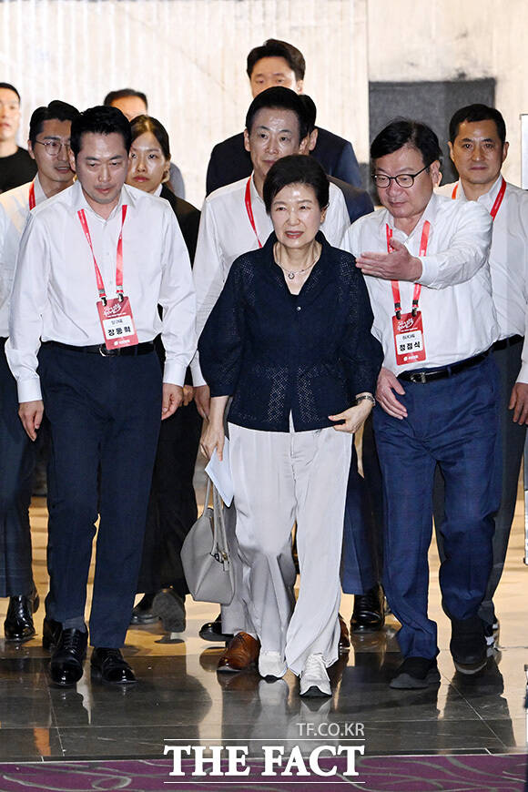 국민의힘 국회의원 연찬회 참석해 의원들과 기념촬영하는 박근혜 전 대통령(앞줄 가운데).