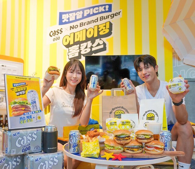 오비맥주 카스가 논알코올을 선호하는 소비자들을 겨냥해 노브랜드 버거, 삼성웰스토리 등과 손잡고 외식산업으로 진출을 꾀하고 있다. 지난달에는 노브랜드 버거와 협력해 '어메이징 버맥집' 팝업을 열었다. /오비맥주 카스
