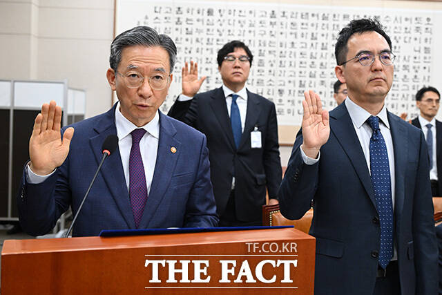 [더팩트ㅣ국회=남용희 기자] 정성호 법무부 장관과 김성태 전 쌍방울 회장, 구자현 검찰총장 직무대행(왼쪽부터)이 4월 28일 오전 서울 여의도 국회에서 열린 윤석열 정권 정치검찰 조작 기소 의혹 사건 진상규명 국정조사특별위원회 전체회의에서 증인 선서를 하고 있다.