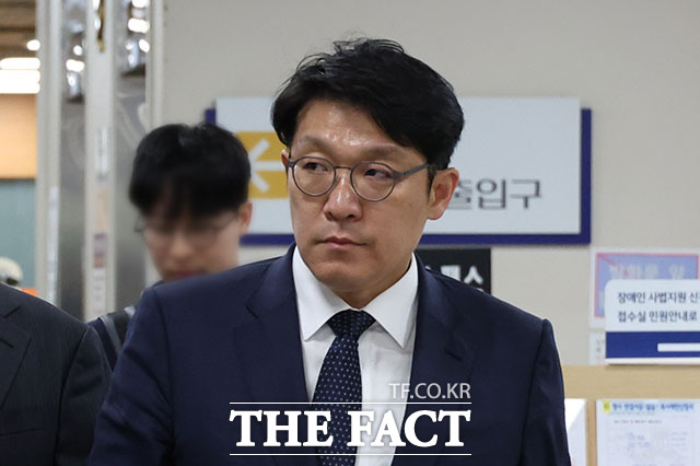 재직 중 총선 출마 의사를 공개적으로 밝혔다 정직 3개월의 징계를 받은 김상민 전 부장검사가 상고를 포기하며 처분이 확정됐다. /서예원 기자