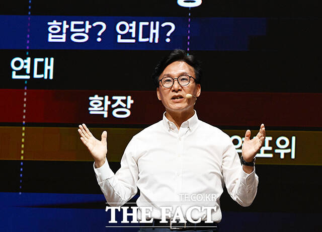 인사말 대신 강연하는 김민석 대표.
