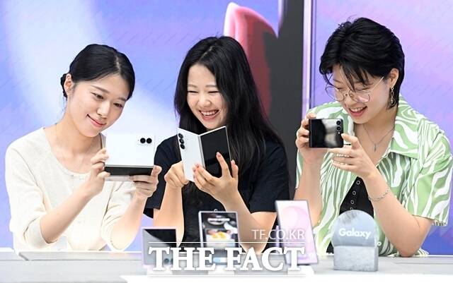 KT 모델들이 지난달 23일 서울 중구 광화문 사옥에서 삼성전자 '갤럭시Z8' 시리즈를 소개하고 있다. /임영무 기자
