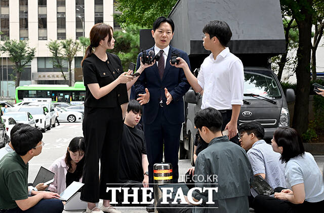 국회 국정조사 증인 선서 거부 혐의 등으로 고발된 박상용 인천지검 부부장검사가 27일 오전 서울 마포구 서울경찰청 광역수사단 공공범죄수사대에 출석해 취재진의 질문에 답하고 있다. /박상민 기자