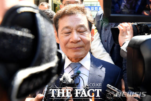 공직선거법 위반·업무방해 혐의를 받는 윤장현 전 광주시장이 2019년 5월 10일 광주지법 선고공판에서 징역형에 집행유예를 선고받은 뒤 법정동을 빠져나와 차량으로 이동하고 있다./뉴시스
