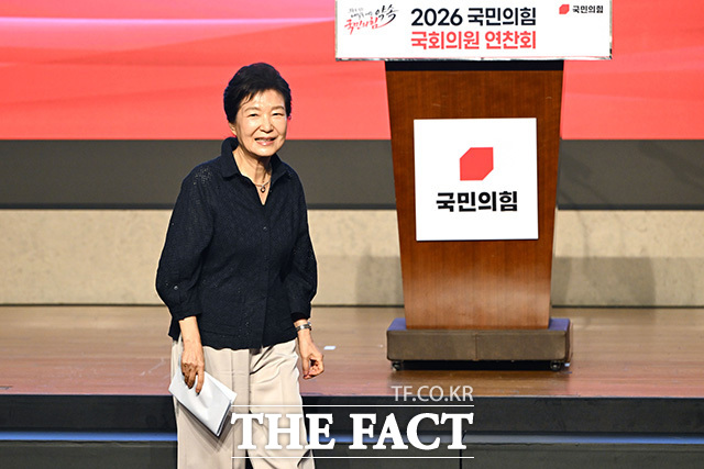 국민의힘 국회의원 연찬회 참석해 의원들과 기념촬영하는 박근혜 전 대통령(앞줄 가운데).