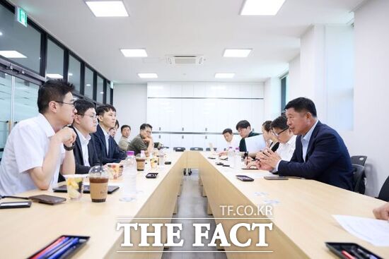 정덕영 경기 양주시장(오른쪽 첫 번째)이 한국철도공사(코레일) 관계자들과 수도권 전철 1호선 양주시 구간의 퇴근시간 배차간격 개선을 위한 협의를 진행하고 있다. /양주시