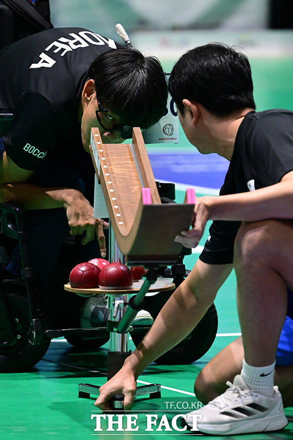 목표 향해 투구하는 정호원 선수.