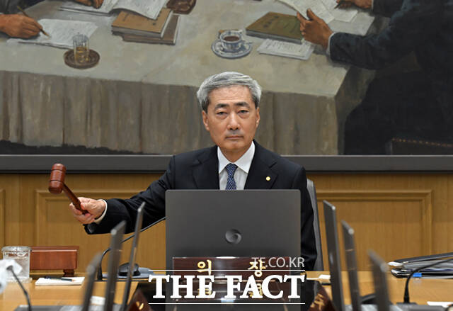 신현송 한국은행 총재가 27일 오전 서울 중구 한국은행에서 열린 금융통화위원회 본회의에 참석해 의사봉을 두드리고 있다. /사진공동취재단