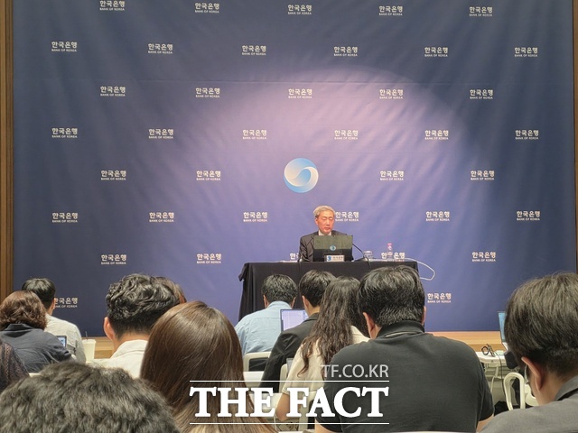 신현송 한국은행 총재가 27일 오전 서울 중구 한국은행 본관에서 열린 기자간담회에서 기자들의 질의에 답하고 있다. /중구=이선영 기자
