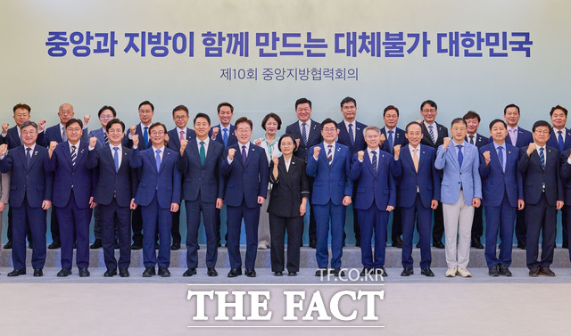 민형배 전남광주통합특별시장이 26일 오후 청와대에서 이재명 대통령 주재로 열린 '제10회 중앙지방협력회의'에 참석해 대통령, 16개 시도지사, 지방 4대 협의체 회장, 국무총리 및 주요 부처 장관 등과 기념촬영을 하고 있다. /청와대