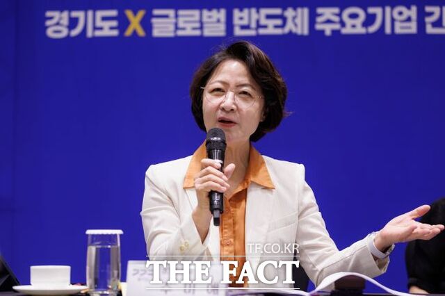 추미애 경기도지사가 27일 성남의 한 호텔에서 열린 삼성전자, SK하이닉스, 애플, 아마존웹서비스(AWS), 에이에스엠엘(ASML), 마이크로소프트, 퀄컴 등 글로벌 기업과 글로벌반도체협회(SEMI) 관계자 초청 간담회에서 발언하고 있다. /경기도
