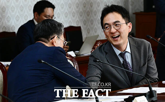 정성호 법무부 장관이 4월 14일 오후 서울 종로구 정부서울청사에서 열린 공명선거 관계장관회의에 참석해 구자현 검찰총장 직무대행과 인사를 나누고 있다. /임영무 기자