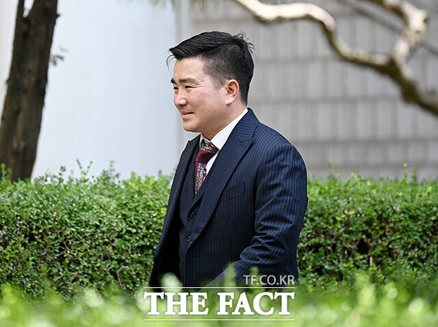 12·3 비상계엄 직후 병력을 이끌고 국회로 출동한 혐의로 재판에 넘겨진 김현태 전 육군 특수전사령부 707특임단장이 27일 오후 서울 서초구 서울중앙지방법원에서 열린 1심 선고 공판에 출석하며 취재진의 질문에 답하고 있다. /박상민 기자