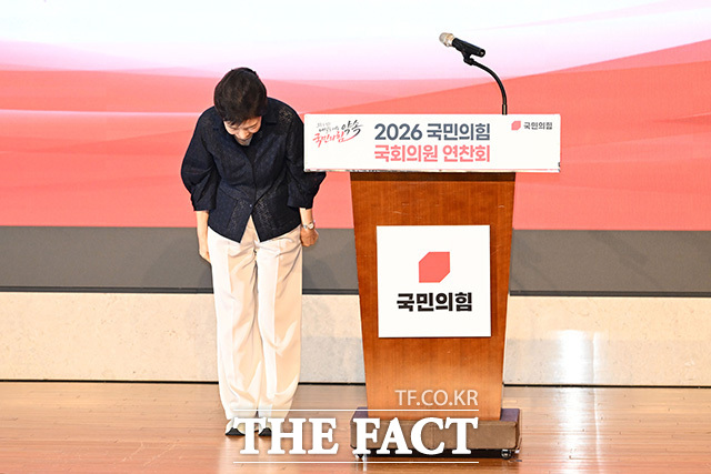 국민의힘 국회의원 연찬회 참석해 의원들과 기념촬영하는 박근혜 전 대통령(앞줄 가운데).