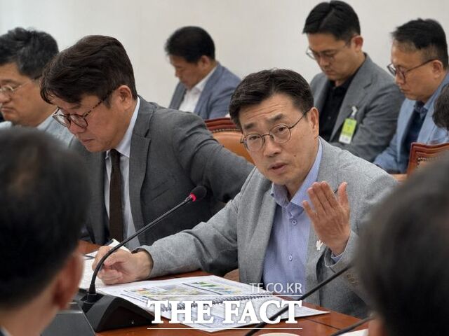 지난 25일 국회에서 최원용 평택시장이 국토교통부 관계자 등을 만나 교통 현안 등을 건의하고 있다. /평택시